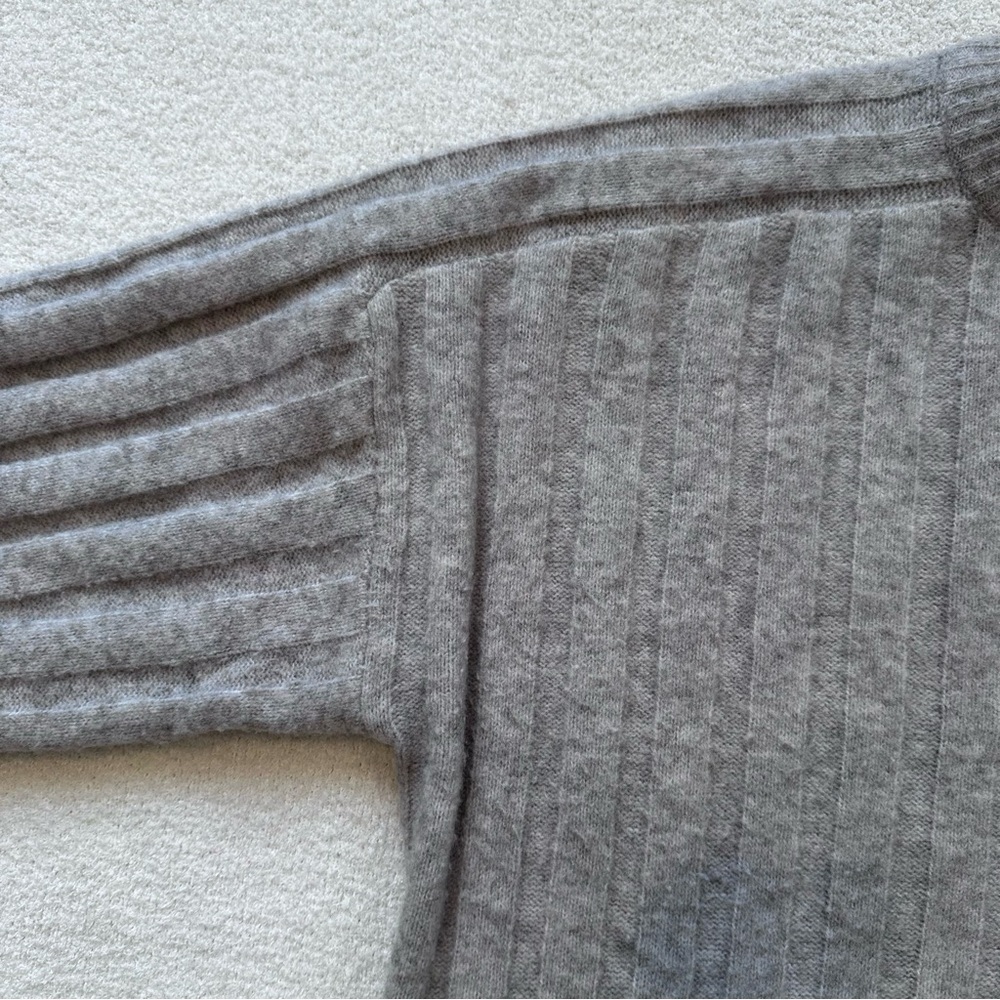 H&M Ribbed Crewneck Pullover Knit Sweater - Picture 3 of 6